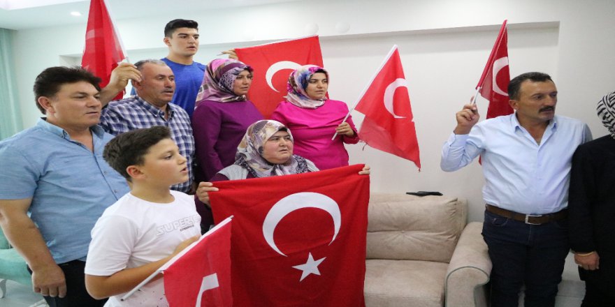 Rıza Kayaalp’in 4. Dünya Şampiyonluğu Ailesini Sevince Boğdu
