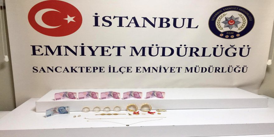 Yolda Bulduğu Altınları Eşine Hediye Etti