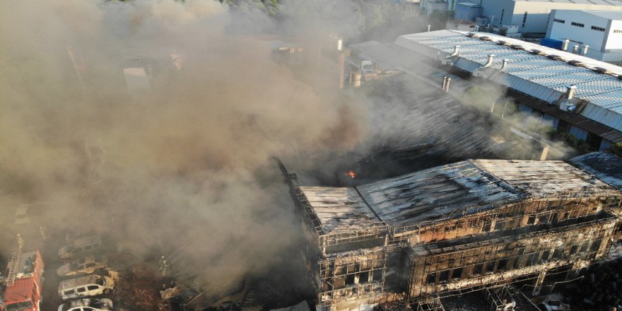 Tuzla’da Yanan Fabrikanın Son Durumu Havadan Görüntülendi