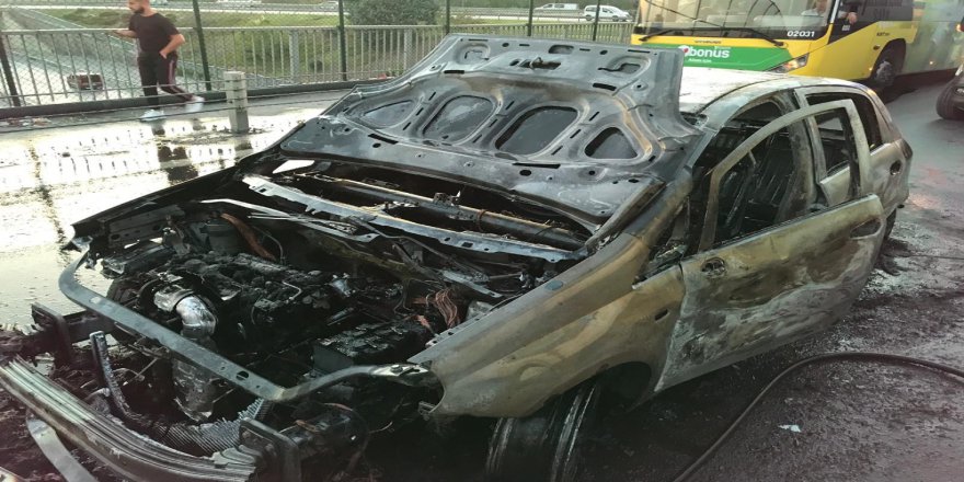 Sultangazi’de Seyir Halindeki Otomobil Alev Aldı