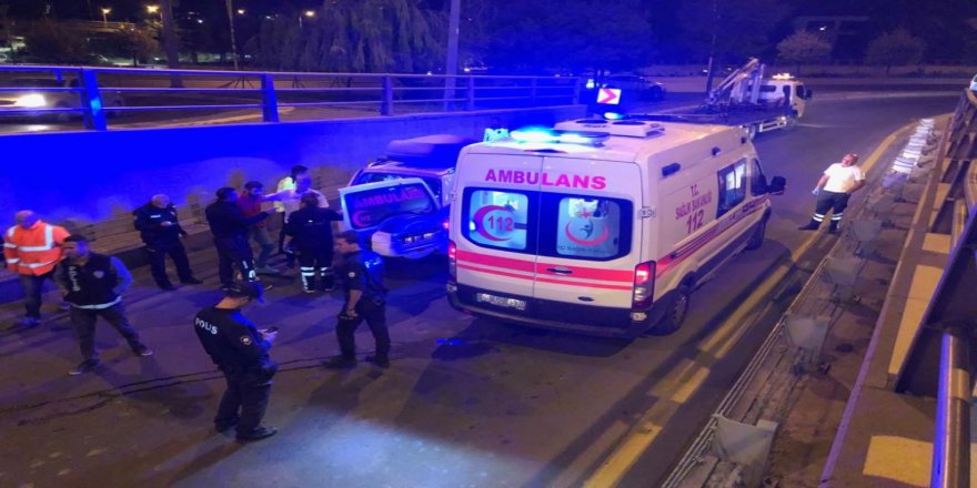 Başkent’te Virajı Alamayan Kamyonet Bariyerlerden Uçtu: 2 Yaralı