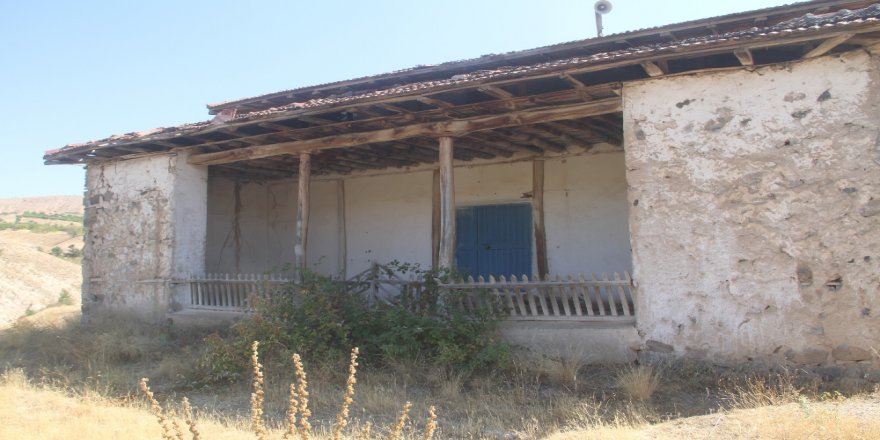 300 Yıllık Caminin İçinde Define Aradılar