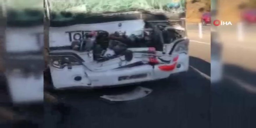 Yolcu Otobüsü İle Tır Çarpıştı: 17 Yaralı