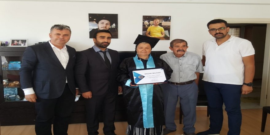 Acılı Anne Mezuniyetini Göremediği Oğlunun Cübbesini Giydi