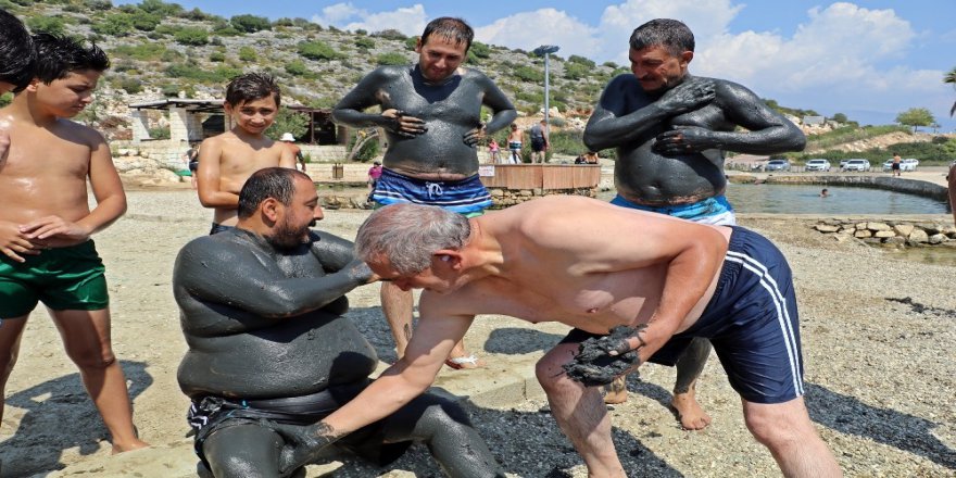 Buz Gibi Çamurlu Suyla Gelen Sağlık Ve Güzellik