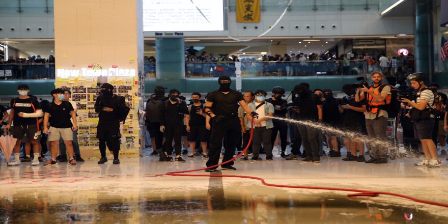 Hong Kong’da Göstericiler Avm’yi Bastı