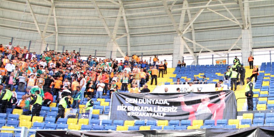 Aytemiz Alanyaspor Taraftarından Rıza Kayaalp’e Pankartlı Tebrik