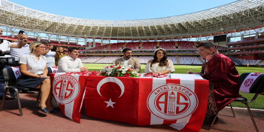 Antalyaspor Taraftarı Gazetecilere Stadyumda Nikah