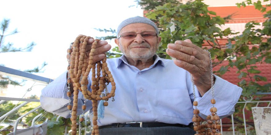 Zeytin Çekirdeklerinden Tespih Ve Kolye Yapıyor