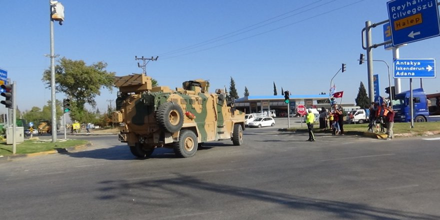 Hatay’da Komandoların Geçişine Türk Bayraklı Destek