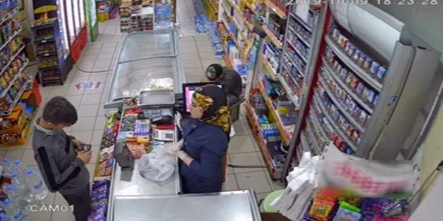 Marketten Çikolata Ve Sigara Çalan Çocuk Hırsız Kamerada