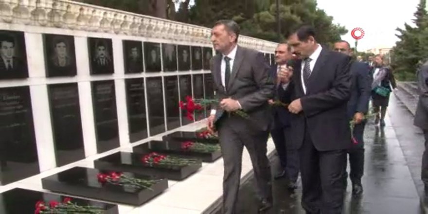 Milli Eğitim Bakanı Selçuk, Bakü’de Şehitlikleri Ziyaret Etti