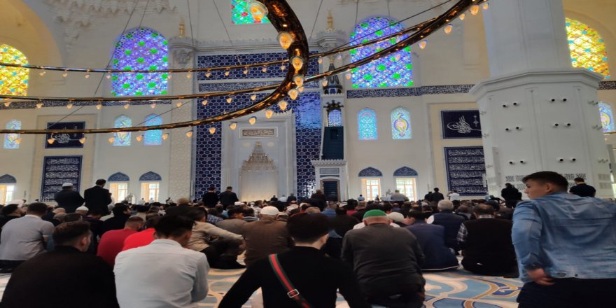 Büyük Çamlıca Camisi’nde Vatandaşlar Mehmetçik İçin Dua Etti