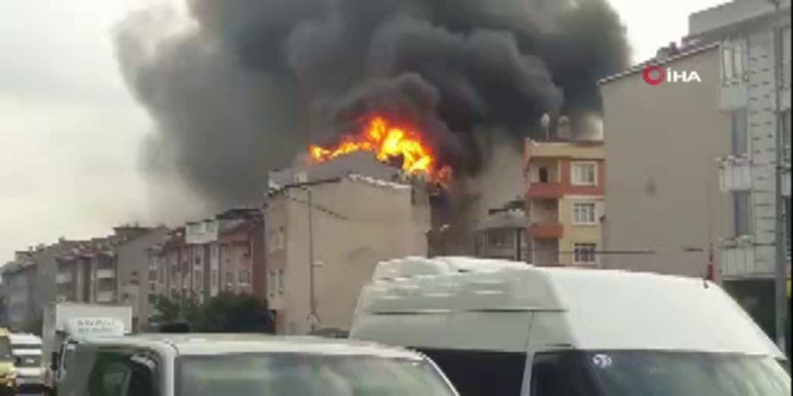 Bağcılar’da 5 Katlı Apartmanın Çatısı Alev Alev Yandı