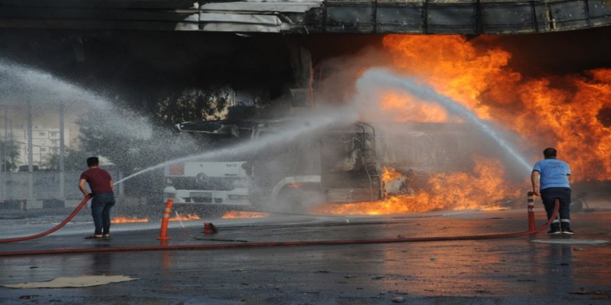 Cizre’de Yakıt İstasyonu Yandı, Vatandaşlar Büyük Bir Korku Yaşadı