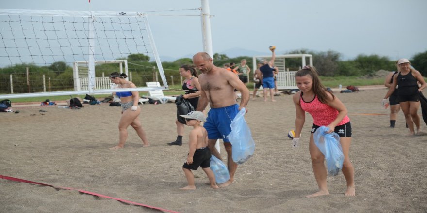 Finlandiyalı Voleybolcular Lara Sahilini Temizledi