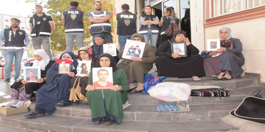 Çocuklarını Bekleyen Ailelerin Hdp İl Binasındaki Eylemi 40. Gününde