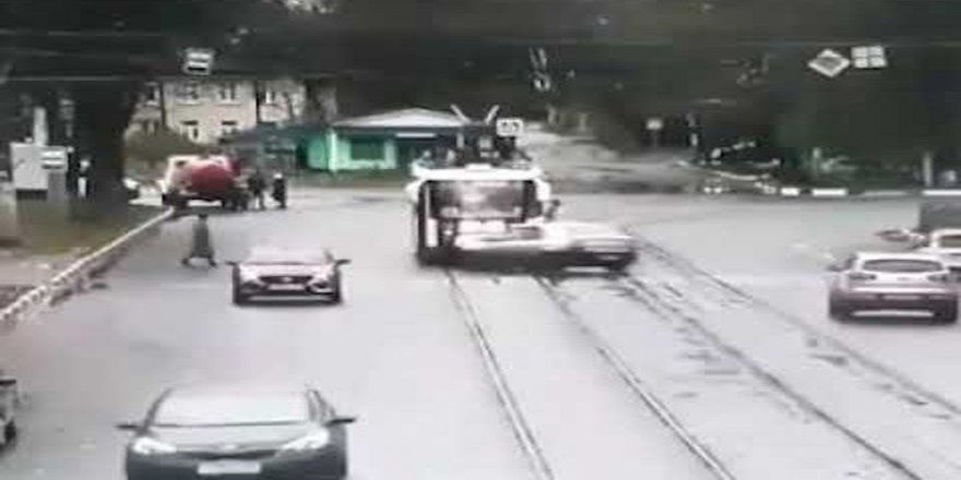 Telefonda Konuştuğu Kişiye Kızınca Aracıyla Yayaları Ezdi