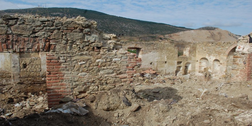 Tarihi Kilisede Kepçeyle İzinsiz Kazı