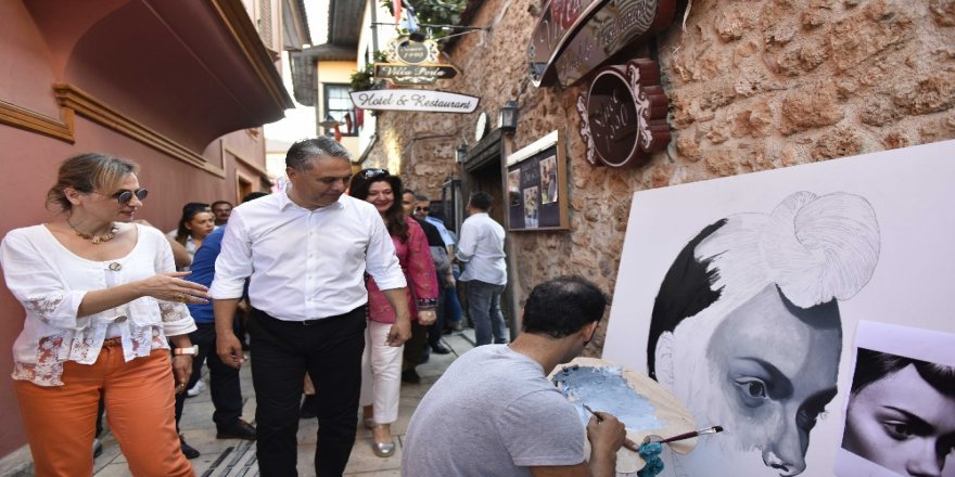 Başkan Uysal, Heyetlerle Beraber Kaleiçi’ni Gezdi