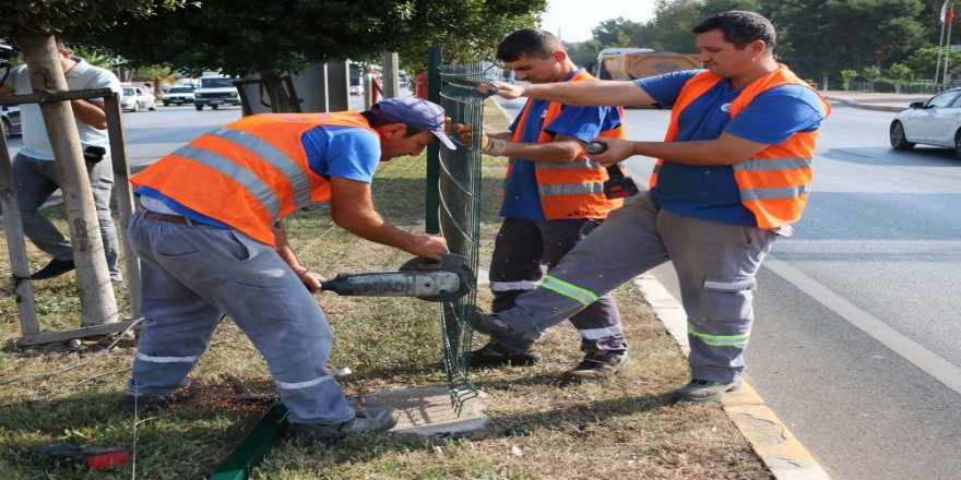 Gazi Bulvarı’na 600 Metrelik Koruyucu Tel Örgü Çekildi
