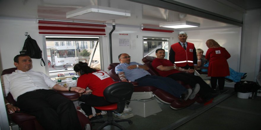 Mehmetçik İçin Kan Veren Vatandaşlar Ve Suriyeliler Rekor Kırdı
