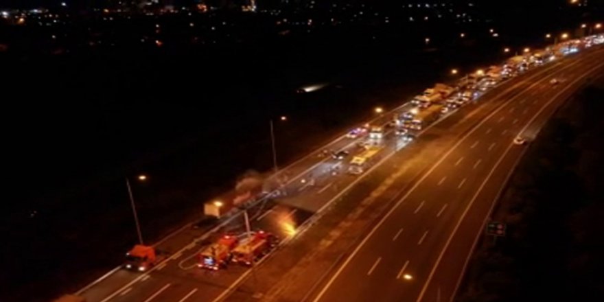 Tem’de Dorsesi Yanan İp Yüklü Tır Otoyolu Trafiğe Kapattı