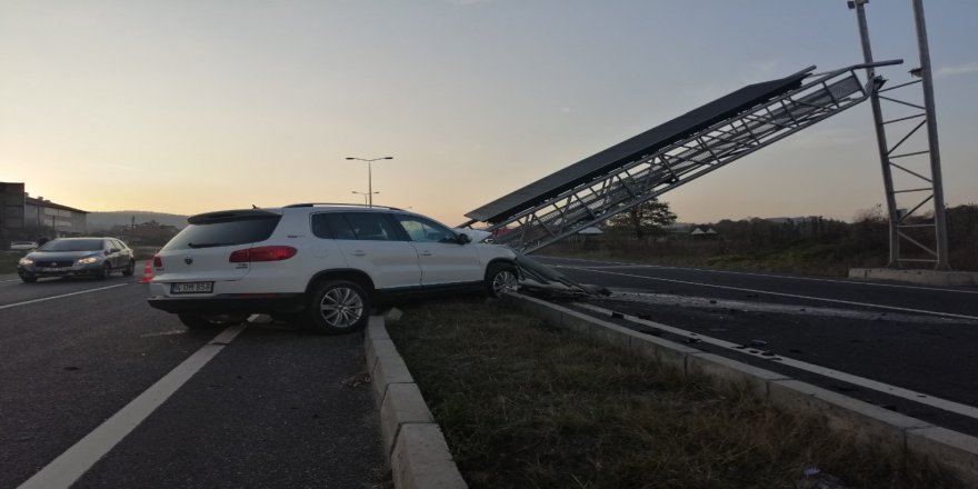 Arazi Aracının Çarptığı Işıklı Tabela Yolu Trafiğe Kapattı