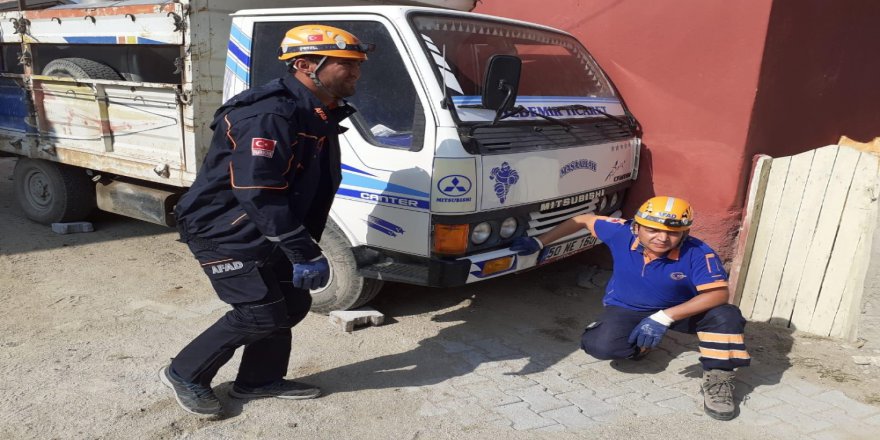 Kamyonet İle Duvar Arasında Sıkışan Sütçü Öldü