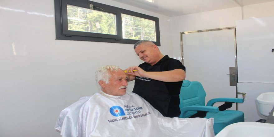 Büyükşehir’in Mobil Kuaför Tırı Kemer’deydi