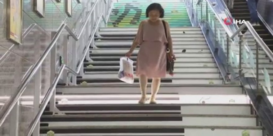 Metro Basamağından Yükselen Melodi Sesleri