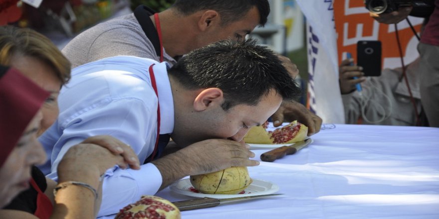 Narın Tanesini Dökmeden Yemek İçin Yarıştılar