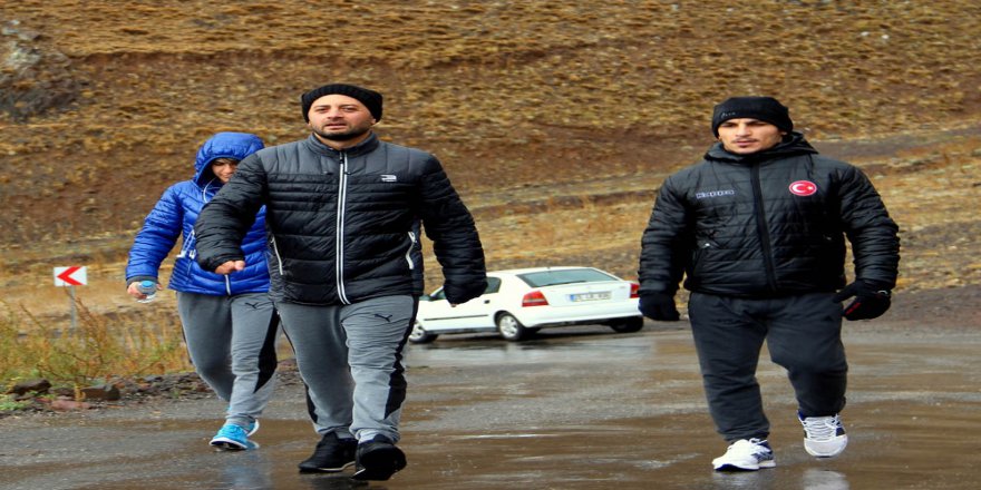 Kar Yağışına Aldırmadan Antrenman Yapıyorlar