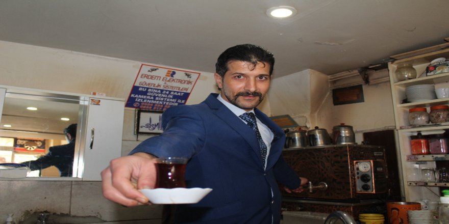20 Yıldır Takım Elbiseli, Memur Değil Çaycı