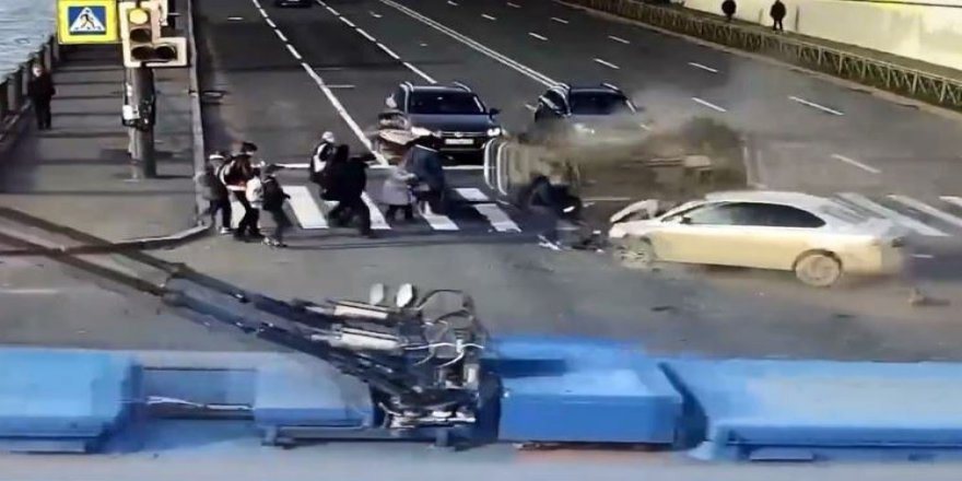 Rusya’da Kaza Yapan Araçlar Yayaları Ezip Geçti
