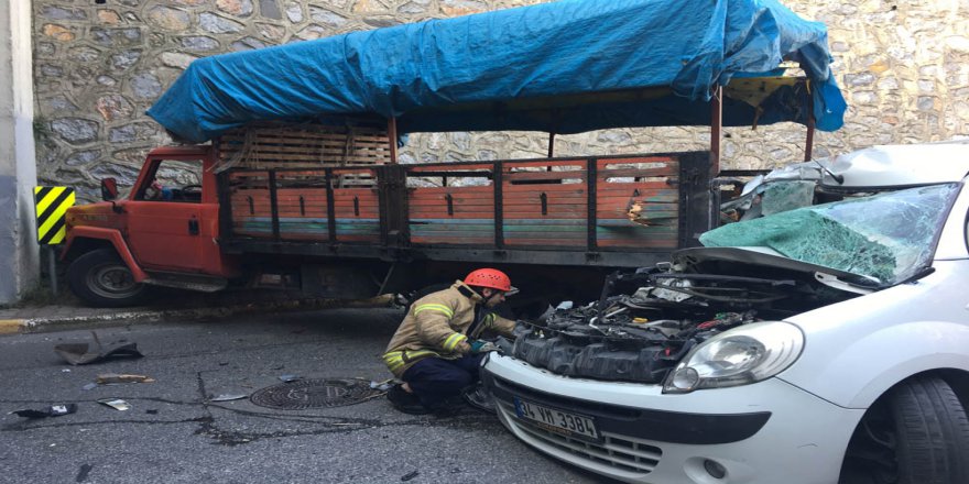 Ataşehir’de Kontrolden Çıkan Araç Kamyonete Çarptı: 2 Yaralı