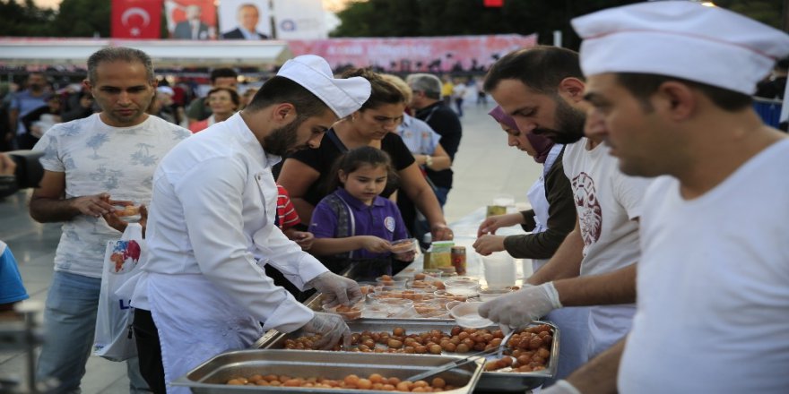 Büyükşehir Mevlit Kandilinde 10 Bin Kişilik Lokma Döktürdü
