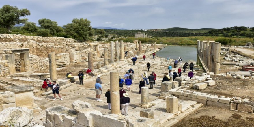 Kaş’taki Ören Yerlerine Ziyaretçi Akını