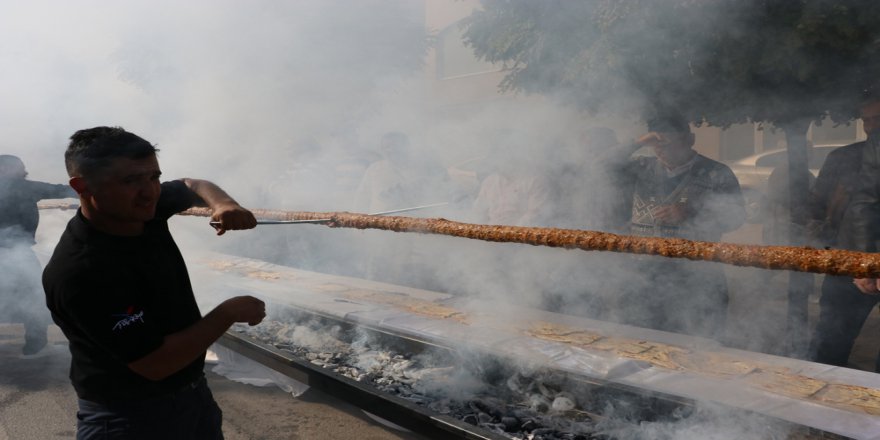 46 Metrelik Kebap Saniyeler İçinde Tüketildi