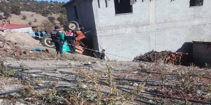 Traktör Şarampole Devrildi: 1 Ölü, 3 Yaralı