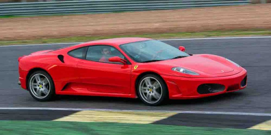 İcradan Satılık Kırmızı Ferrari