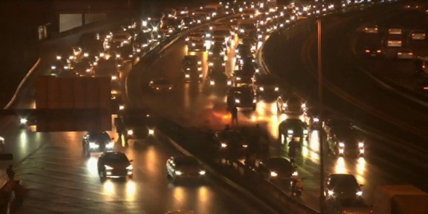 E5’te Alev Alev Yanan Aracı Beton Mikseri Söndürdü