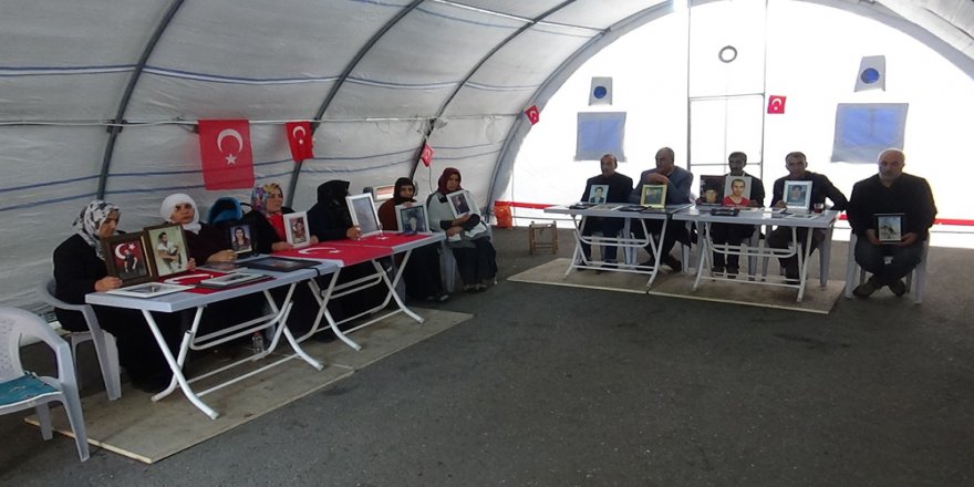 Hdp Önündeki Ailelerin Evlat Nöbeti 81’inci Günde