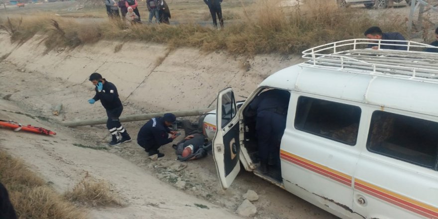Kayseri’de Minibüs Kanala Düştü: 3 Yaralı