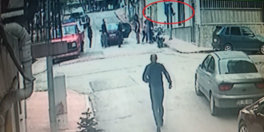 Pencereden Düşen İkizlerden Biri Ağır Yaralanırken, Diğerini İse Kurye Kurtardı