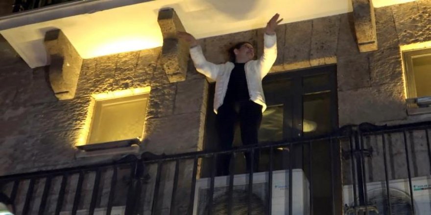 Kendisini Kurtarmaya Gelen İtfaiyeyi Görünce Göbek Attı