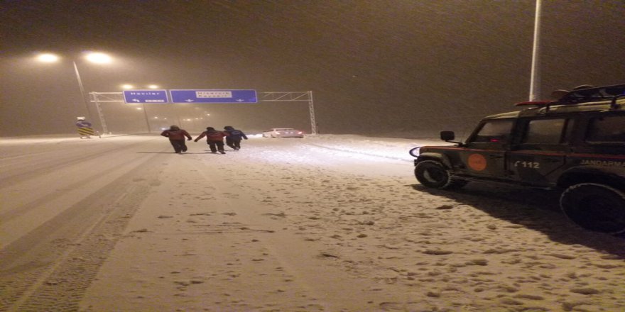 Erciyes’te Mahsur Kalan Otomobiller Kurtarıldı