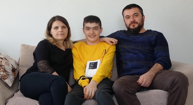 TEK PARMAĞIYLA KİTAP YAZDI