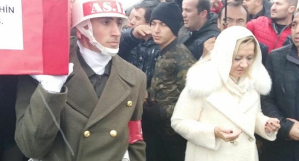 İYİ PARTİ MİLLETVEKİLİ AYLİN CESUR CEMAATİN ÖNÜNE GEÇTİ