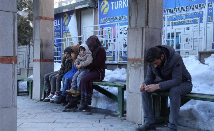 VAN DA KİRASINI ÖDEYEMEYEN AİLE SOKAKTA KALDI